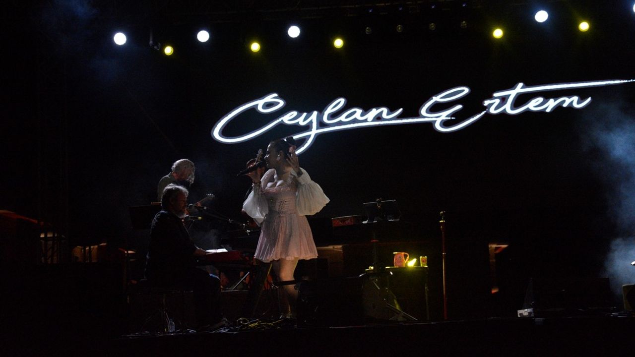 Antakya Medeniyetler Korosu ve Ceylan Ertem Bursa'da Coşku Dolu Konser Verdi