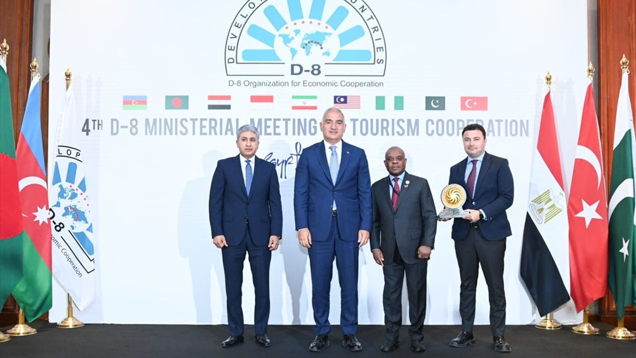 Antalya, D8 Yılın Turizm Şehri Ödülü'nü Kazandı