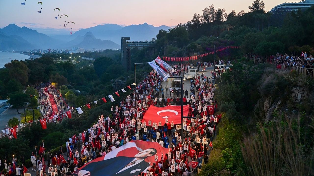Antalya'da 19 Mayıs Coşkusu: Fener Alayı ve Konserle Kutlama
