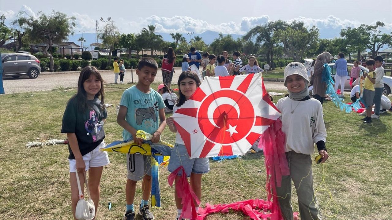 Antalya'da Aile Yılı Çerçevesinde Uçurtma Şenliği ve Boyama Etkinliği Düzenlendi