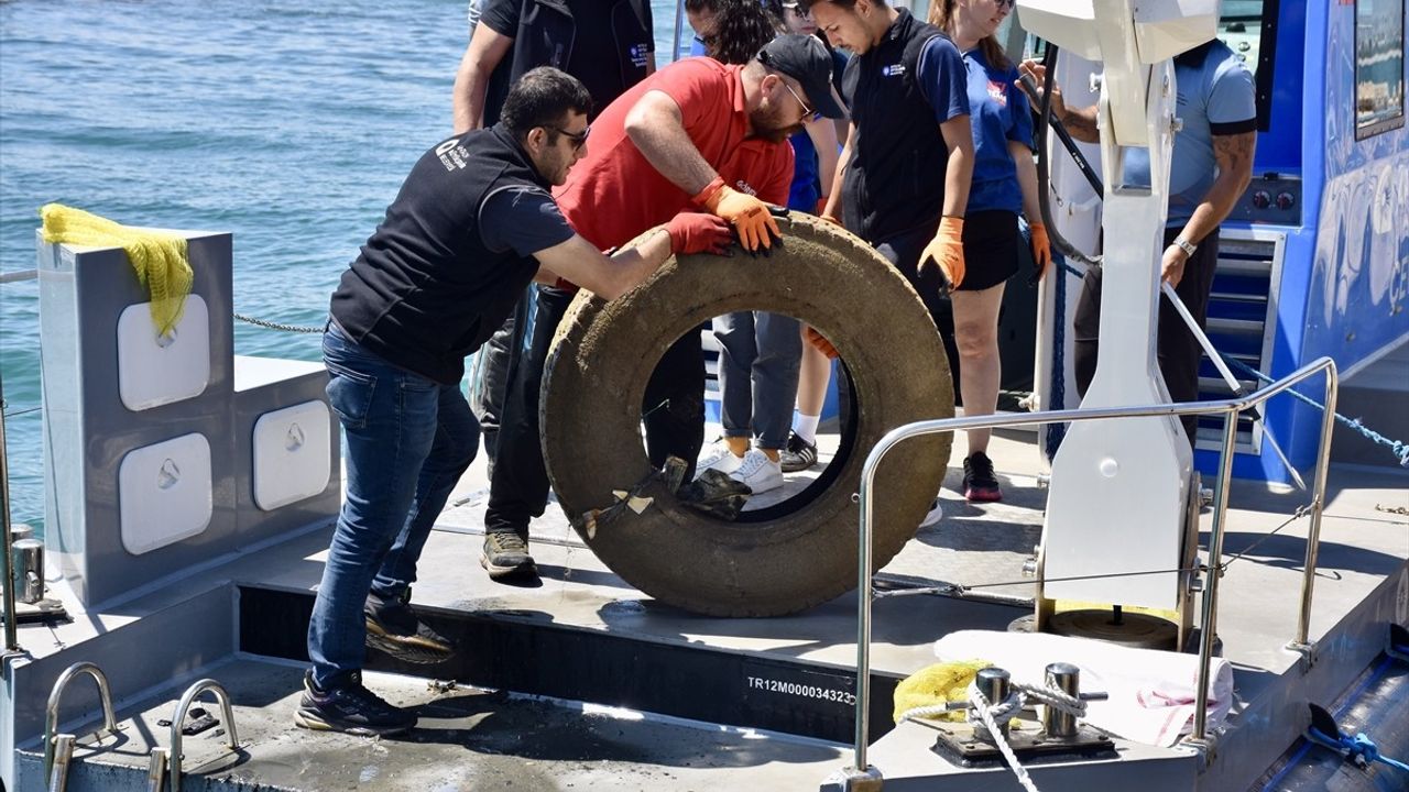 Antalya'da Deniz Dibi Temizliği: 35 Dalgıç Görevde