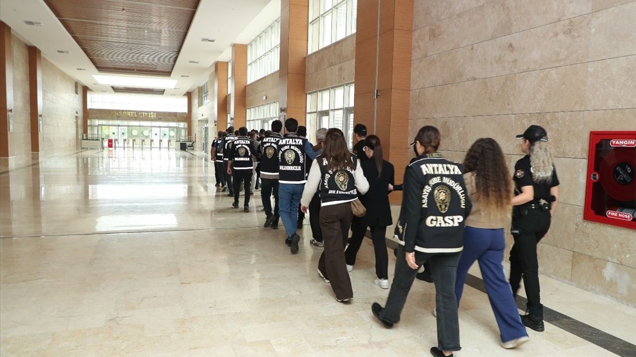 Antalya'da Fuhuş Operasyonu: 8 Gözaltı, 1 Tutuklama