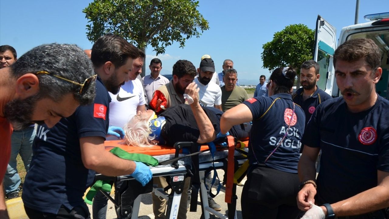 Antalya'da Kepçe ile Otomobil Çarpıştı: 2 Yaralı