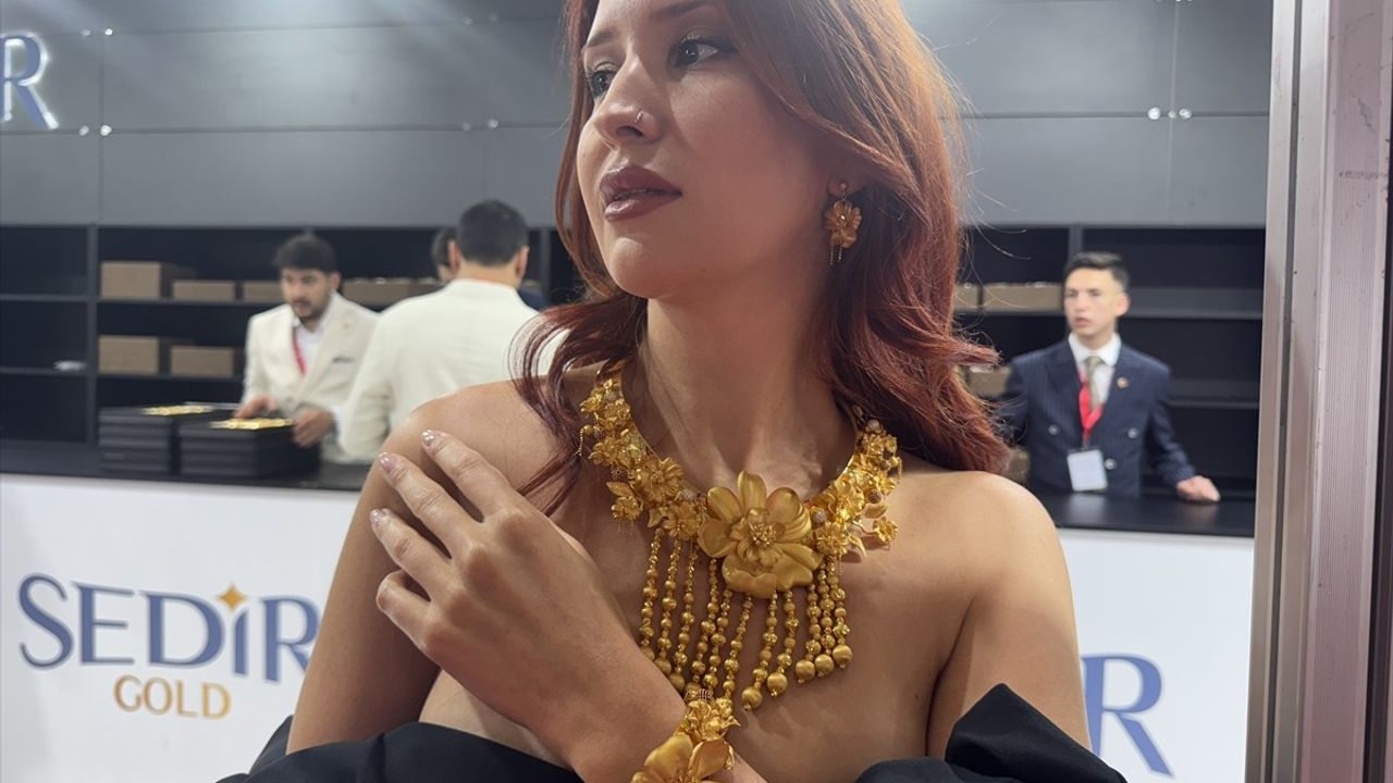 Antalya'da Lüks Mücevher Fuarı Açıldı