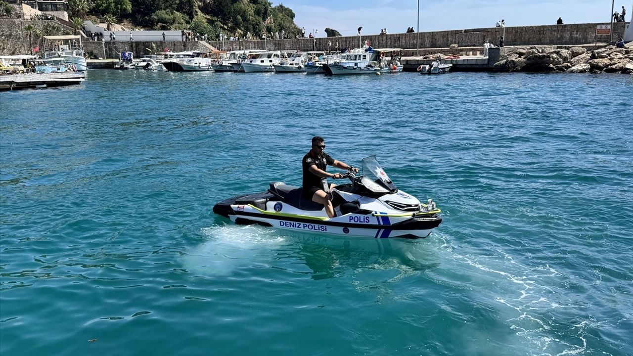 Antalya'da Mahsur Kalan 3 Kişi Deniz Polisi Tarafından Kurtarıldı