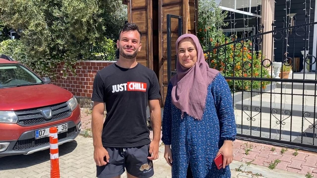 Antalya'da Moldova'lı Turist Bulduğu Telefonu Sahibine Teslim Etti