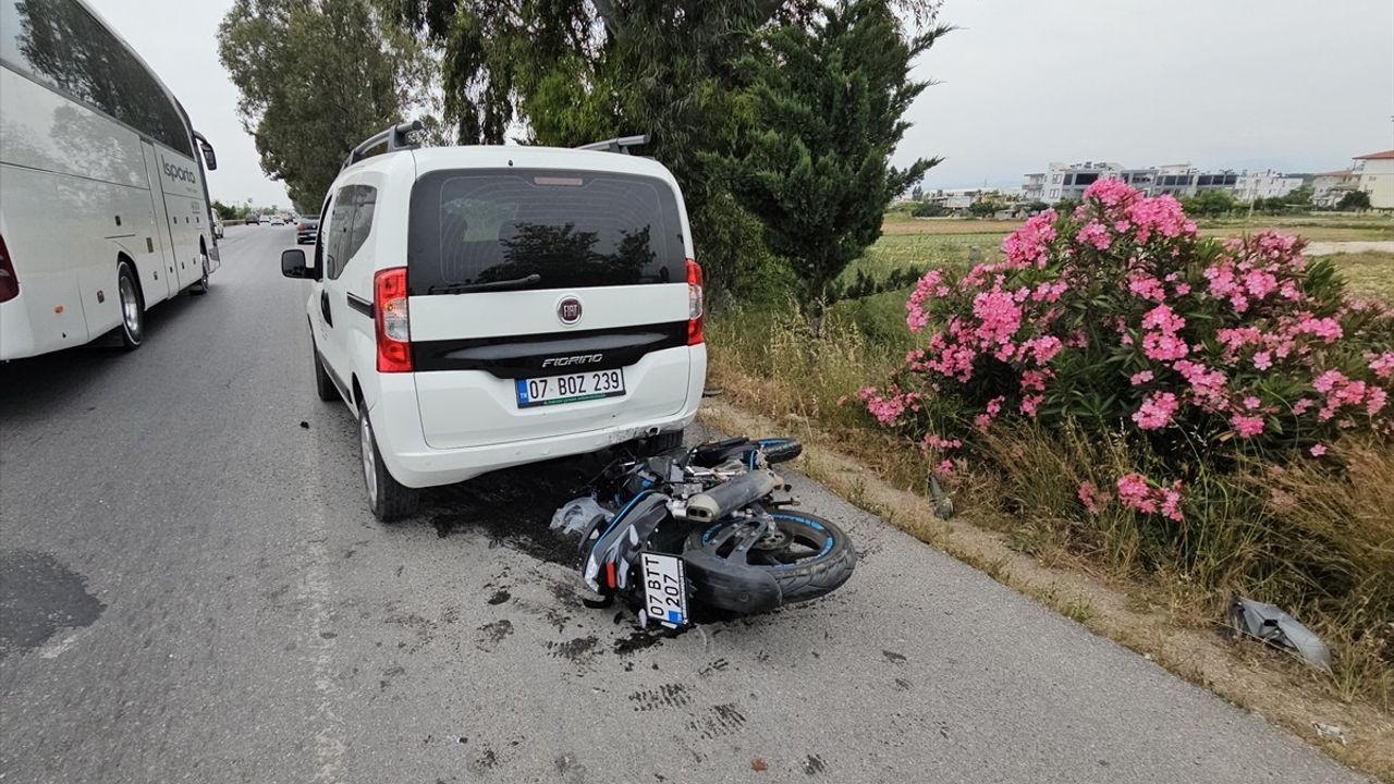 Antalya'da Motosiklet Kazası: Park Halindeki Araca Çarpan Sürücü Yaralandı