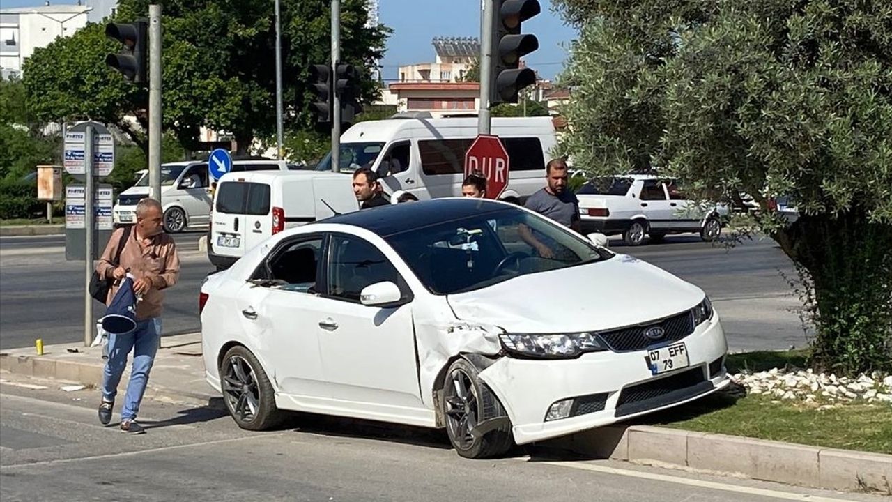 Antalya'da Motosikletli Polis Ekibi ile Otomobil Çarpıştı: 1 Polis Yaralı