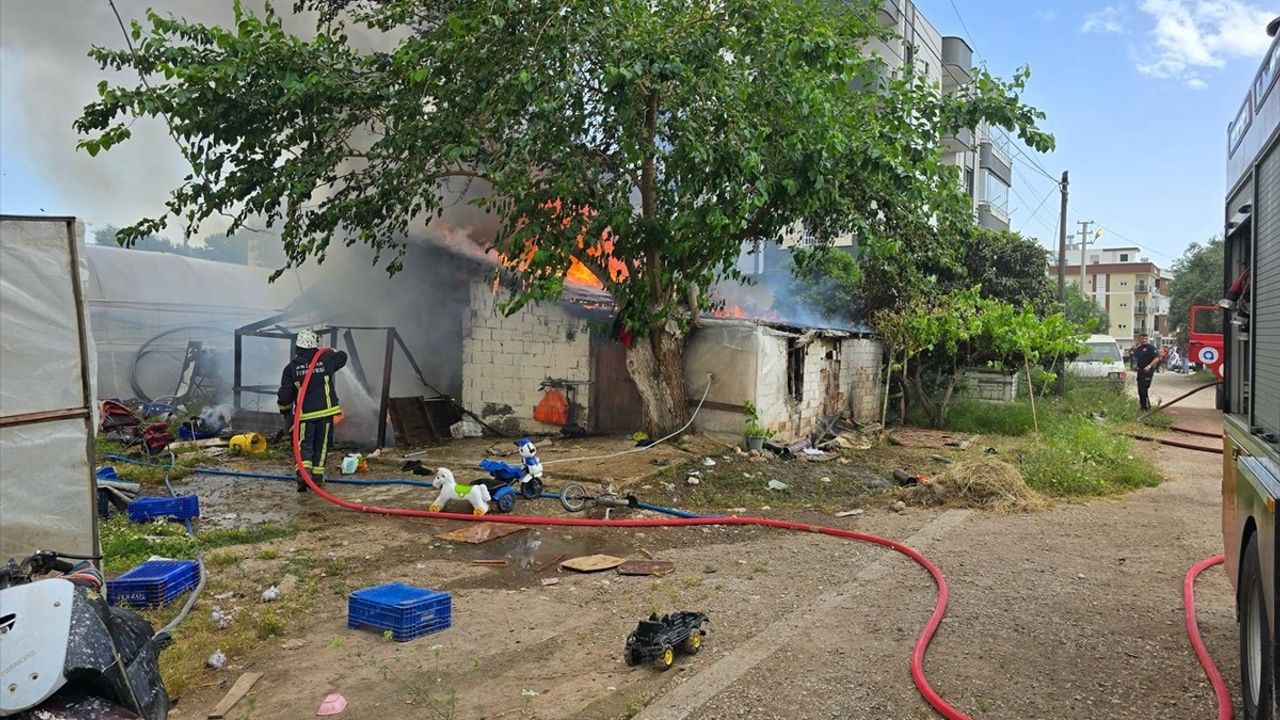 Antalya'da Müstakil Evde Yangın: İtfaiye Müdahale Etti