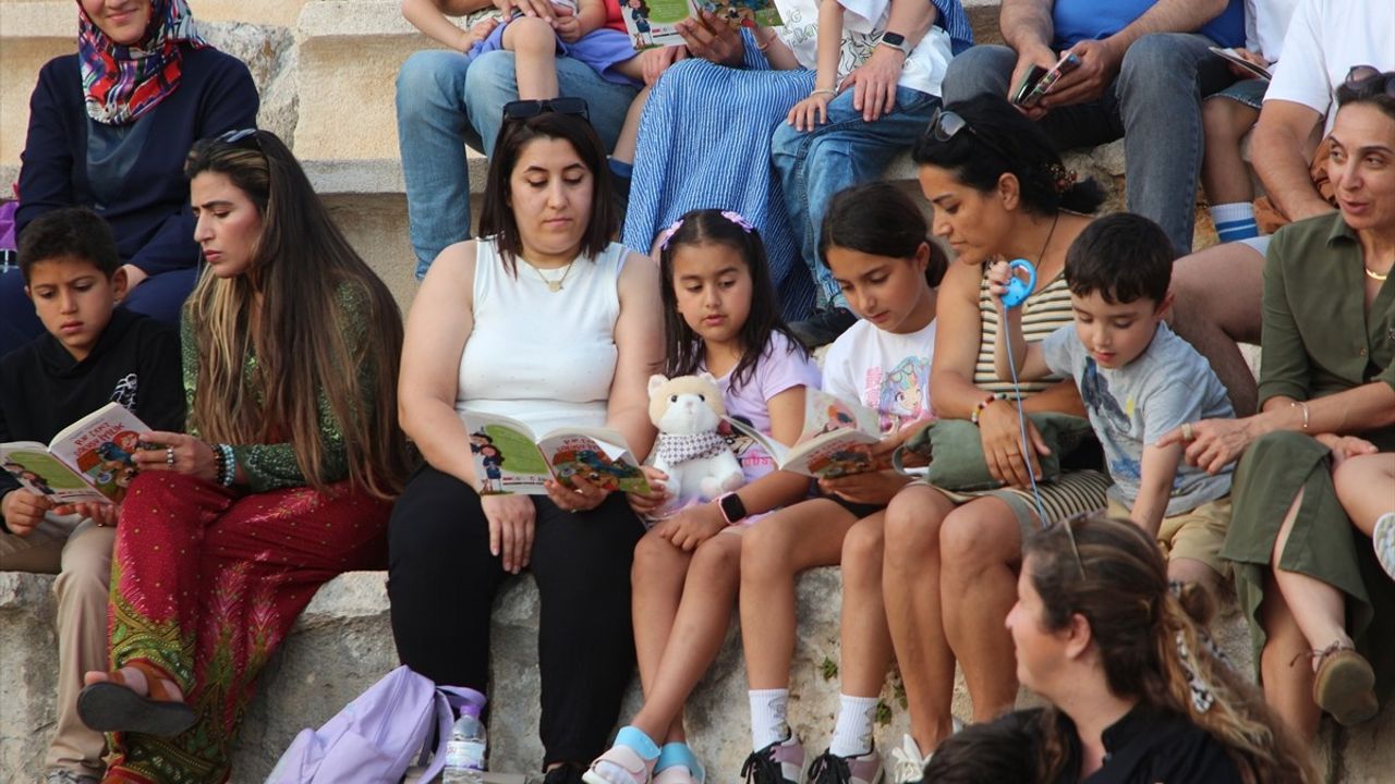 Antalya'da Öğrenciler Antik Tiyatroda Kitap Okuma Etkinliği Düzenledi