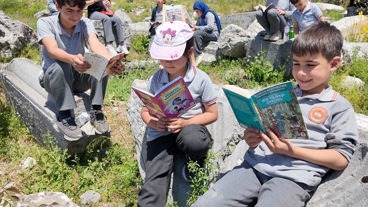 Antalya'da Öğrenciler İçin "Kitap ve Sanat Tarihle Buluştu" Etkinliği