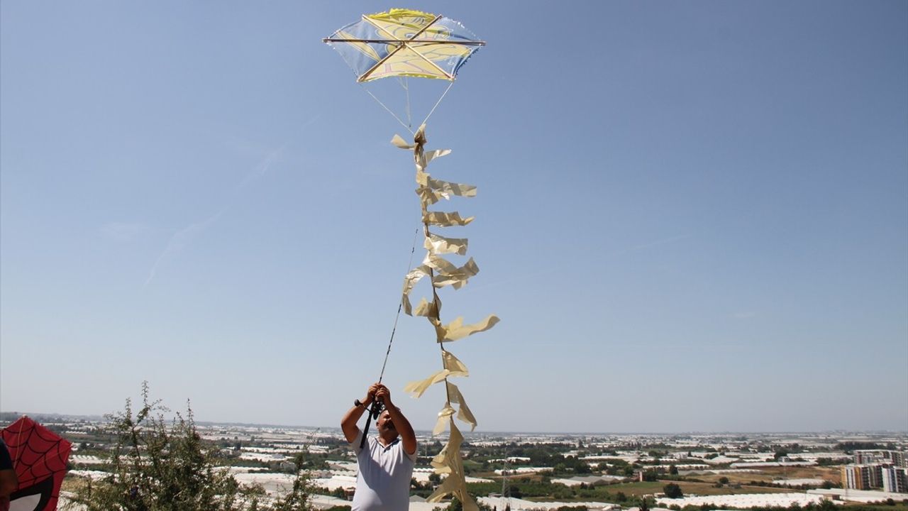 Antalya'da Şenlikte Olta ile Uçurtma Uçuran Niyazi Göksu Göz Doldurdu