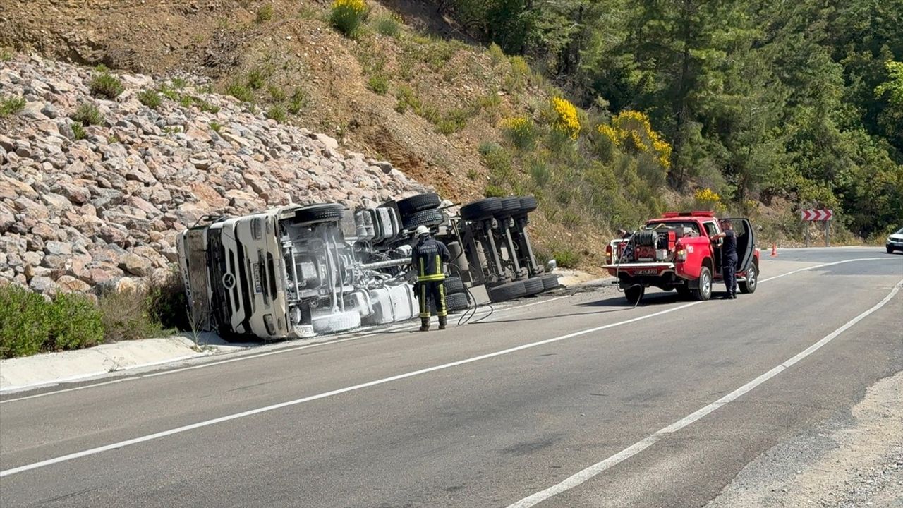 Antalya'da Zift Yüklü Tır Devrildi: Sürücü Ağır Yaralı