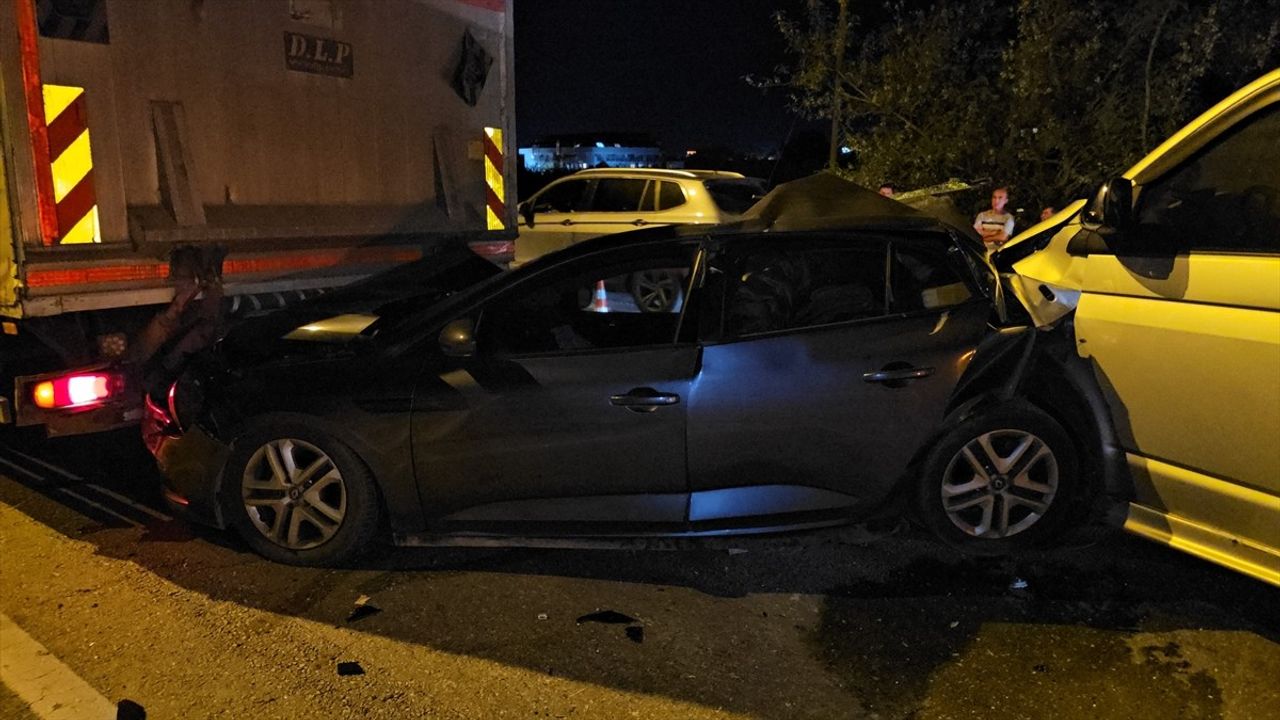 Antalya'da Zincirleme Trafik Kazası: 3 Yaralı