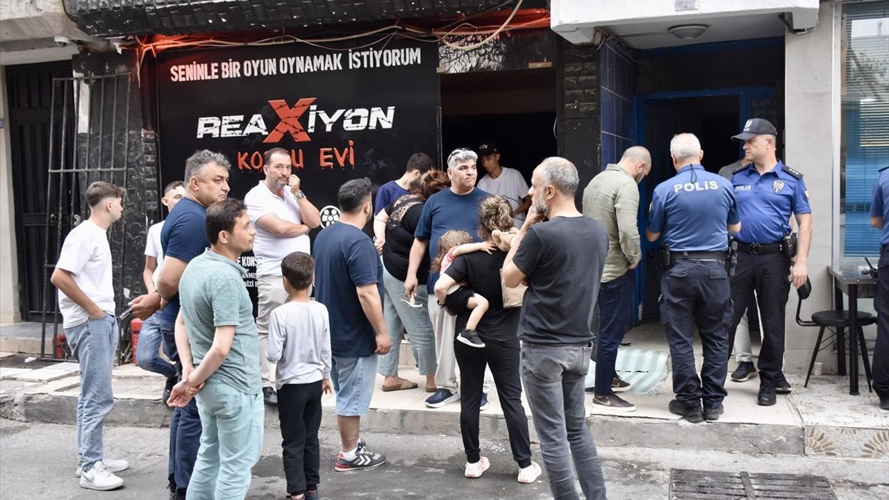 Antalya'daki Korku Evinde Yangın: 3 Kişi Dumandan Etkilendi