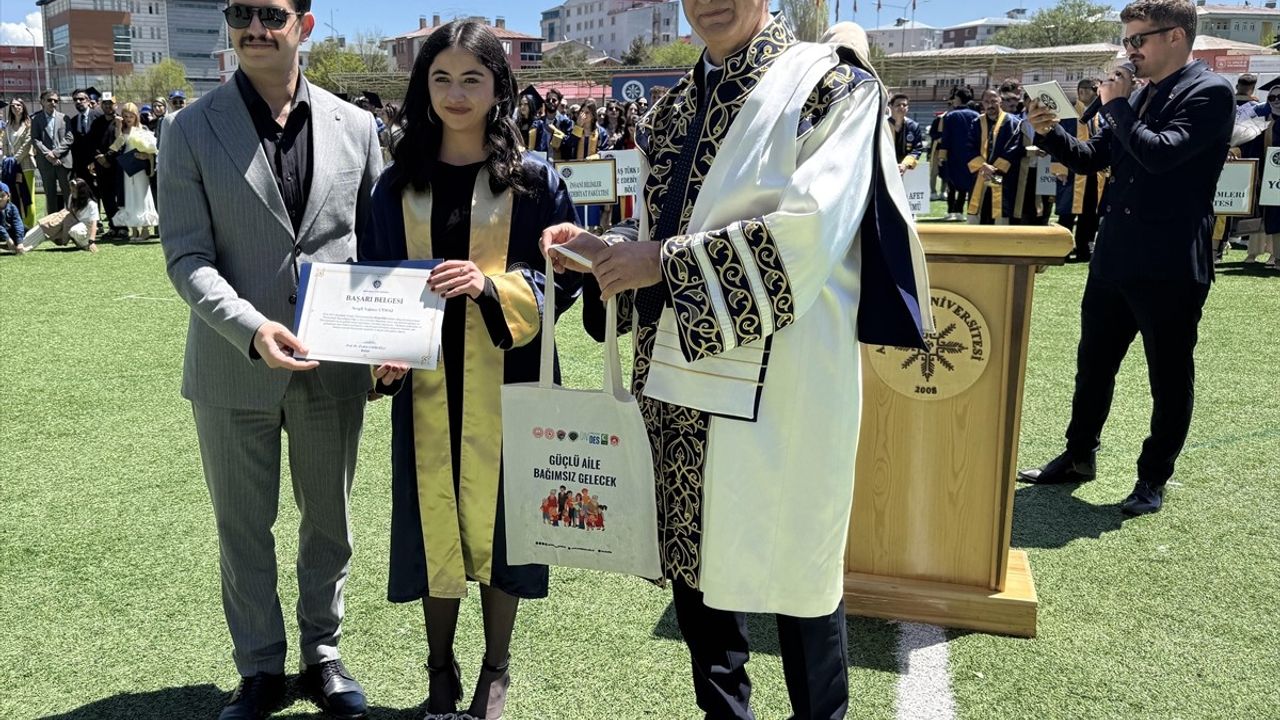 Ardahan Üniversitesinde Mezuniyet Coşkusu