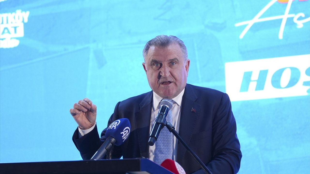 Arnavutköy'de İki Yeni Kapalı Yüzme Havuzu Açıldı
