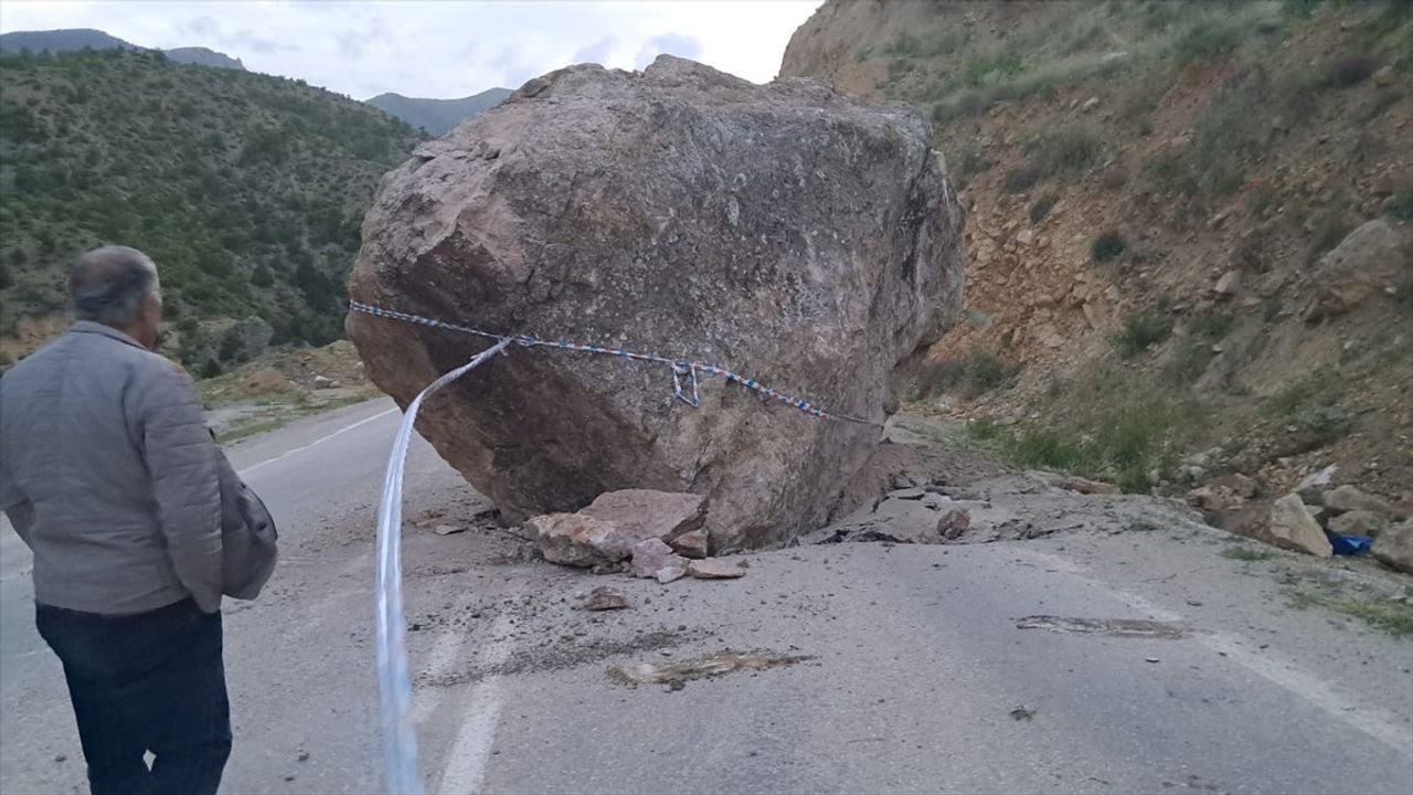 Artvin'de Kara Yoluna Düşen Kaya Ulaşımı Tek Şeride Düşürdü