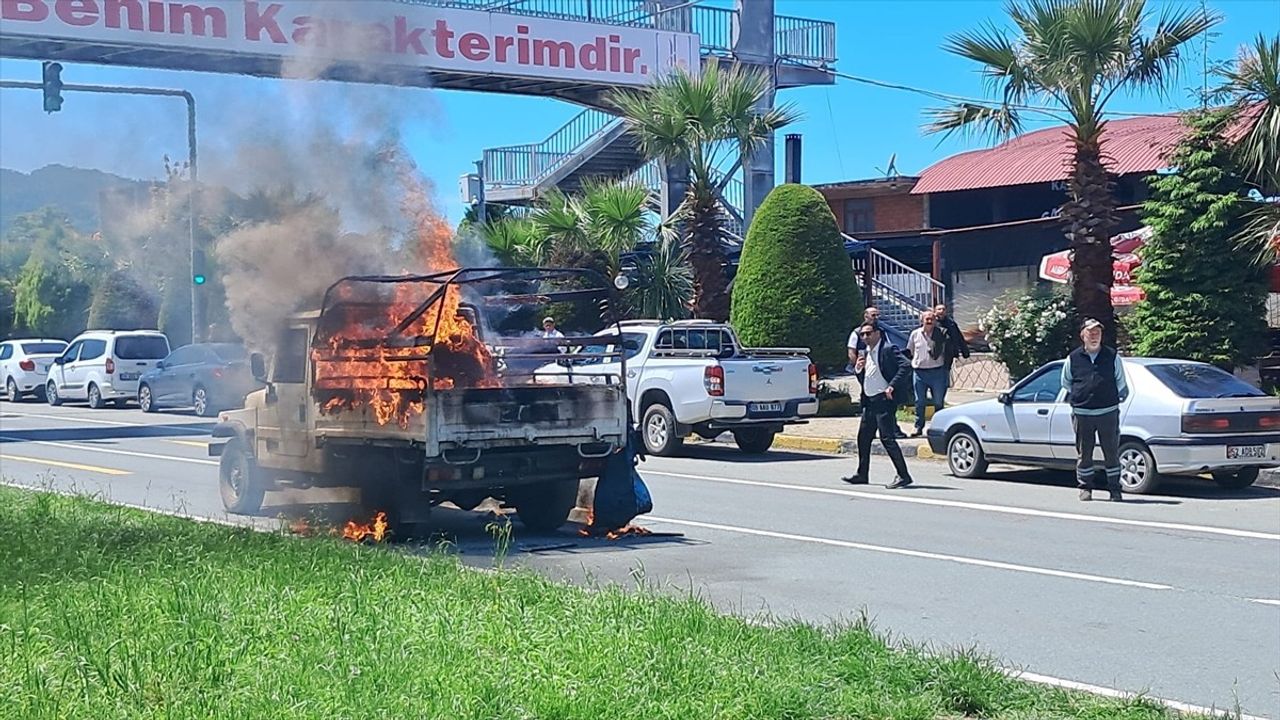 Artvin'de Seyir Halindeki Kamyonet Alev Alev Yandı