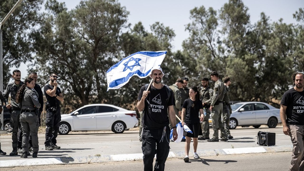 Aşırı Sağcı İsraillilerin Gazze'ye Yardım Tırlarını Engelleme Çabaları