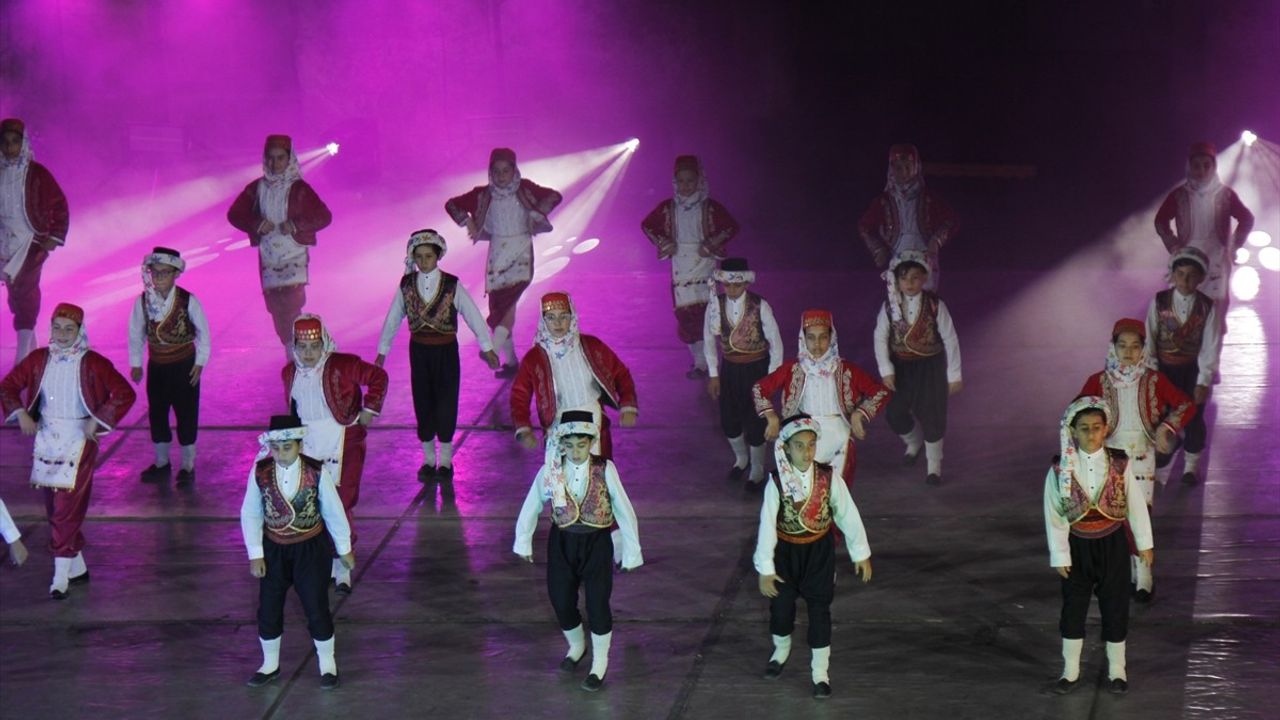 Aspendos Tiyatrosu'nda Gençlik ve Spor Şöleni Coşkusu