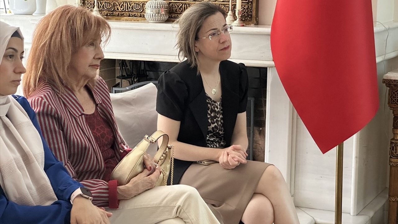 Atina'da 'Başka Ülkede Aile Olmak' Söyleşisi Düzenlendi