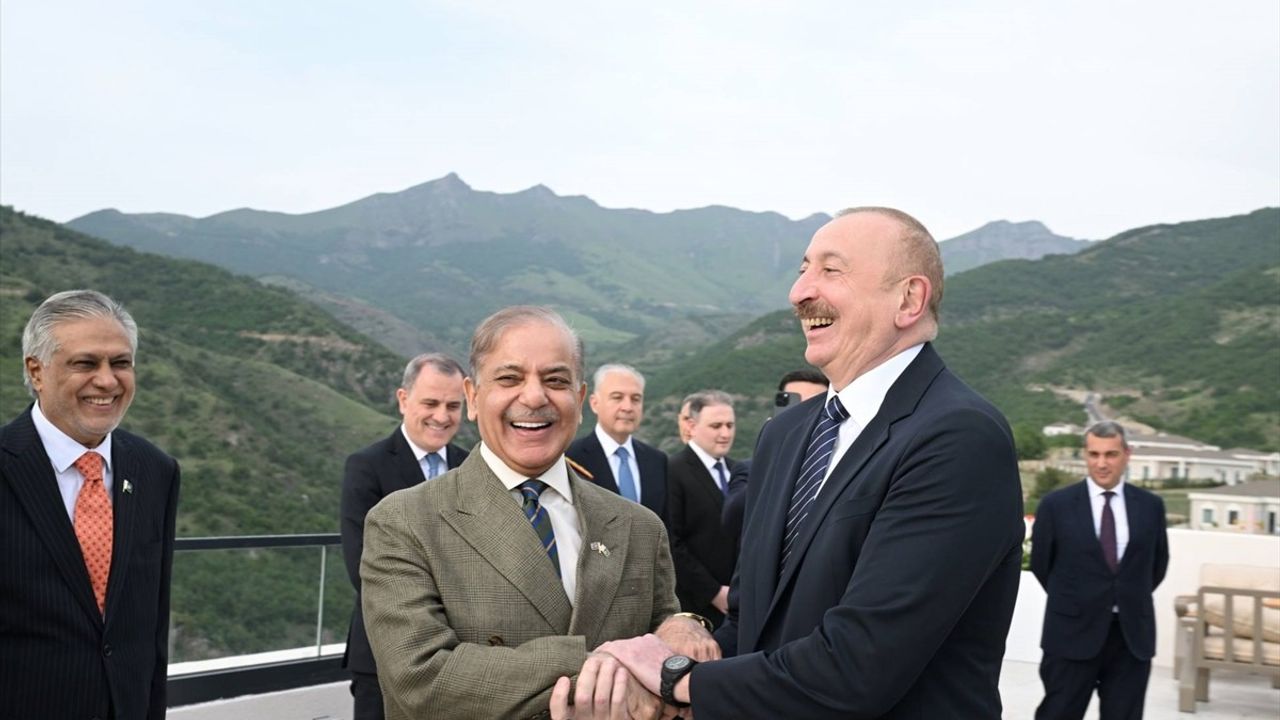 Azerbaycan ve Pakistan Liderlerinden Tarihi Görüşme