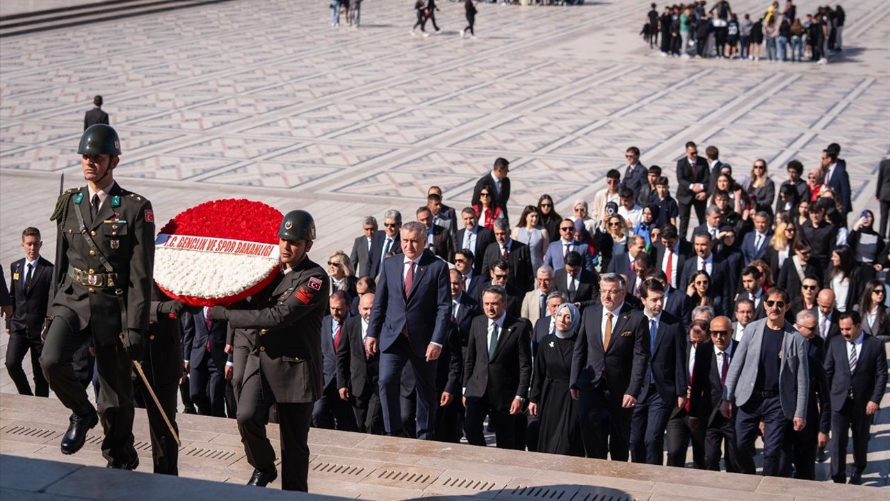 Bakan Bak, Anıtkabir'i Ziyaret Etti: Gençlik Haftası Coşkusu
