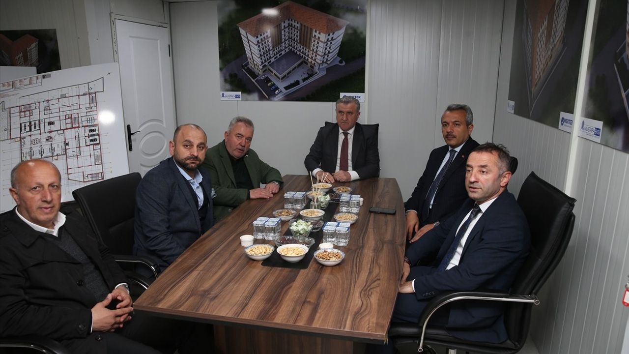 Bakan Bak, Rize'deki Öğrenci Yurtları İnşaatını İnceledi