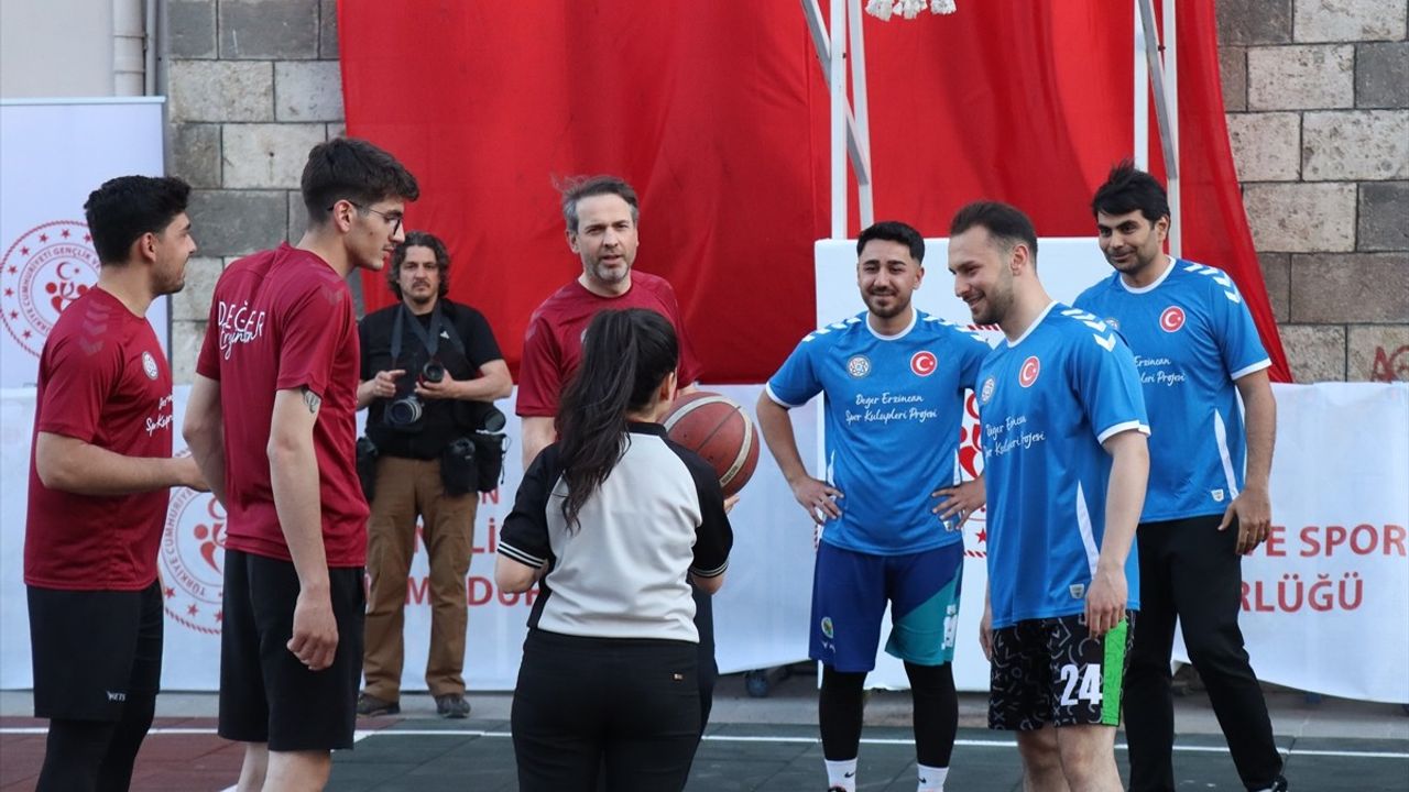 Bakan Bayraktar, Erzincan'da Gençlerle Basketbol Oynadı