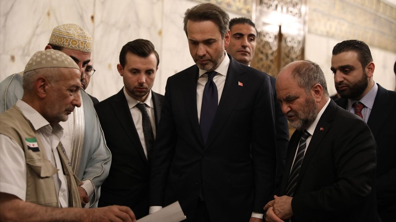 Bakan Bayraktar Şam'da Emevi Camisi'ni Ziyaret Etti