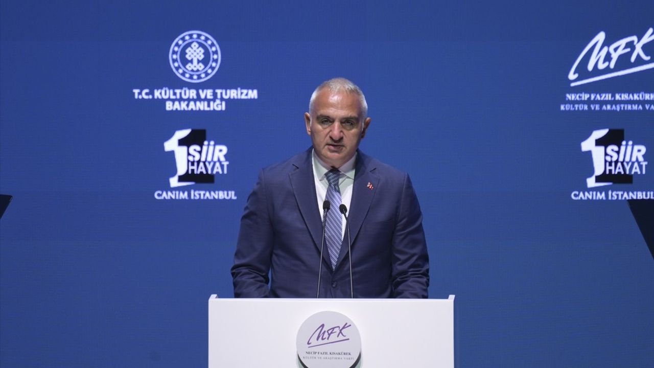 Bakan Ersoy, 'Bir Şiir Bir Hayat Canım İstanbul' Sergisini Açtı