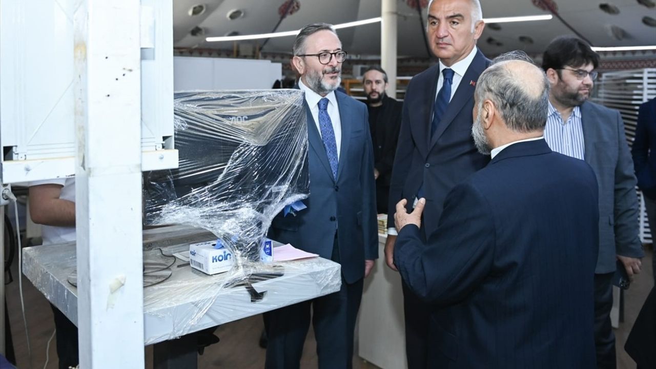 Bakan Ersoy, İstanbul Mushafı'nı İnceledi