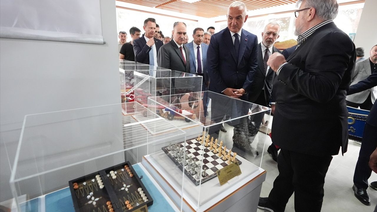 Bakan Ersoy, Manisa İl Halk Kütüphanesi Açılışında Çarpıcı Açıklamalarda Bulundu