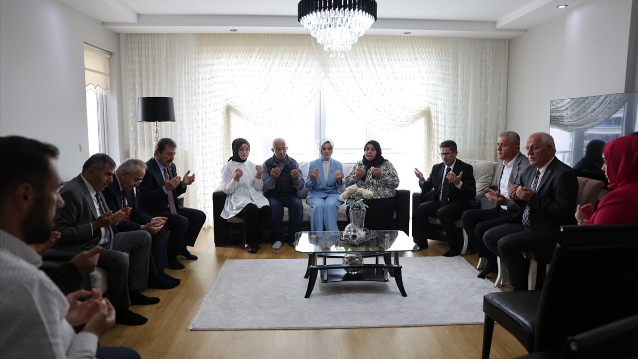 Bakan Göktaş, Şehit Ailesini Ziyaret Etti