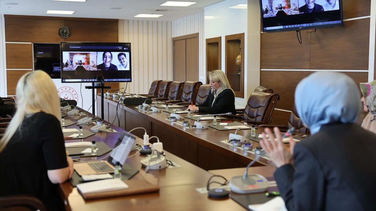 Bakan Göktaş, Üniversite Öğrencilerine ‘Koruyucu Aile’ Projesinde Destek Verdi