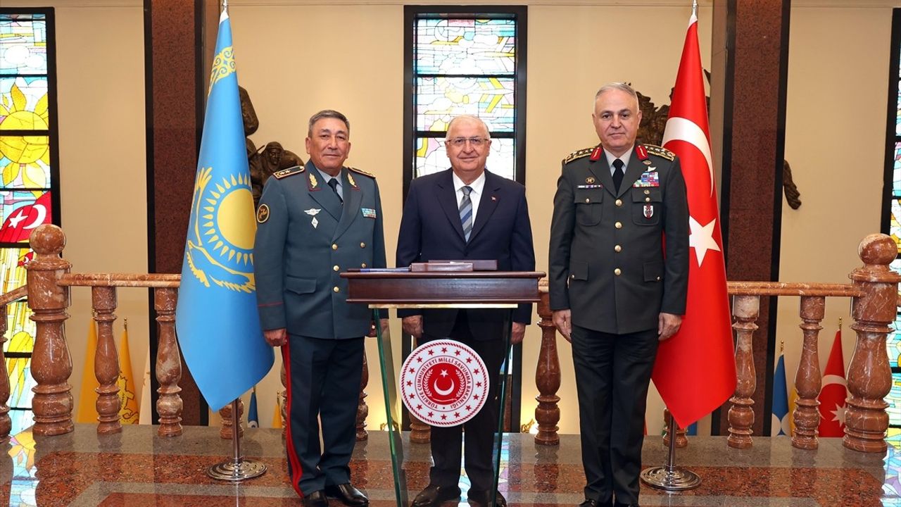 Bakan Güler, Kazakistan Genelkurmay Başkanı Kemaletdinov'u Ağırladı