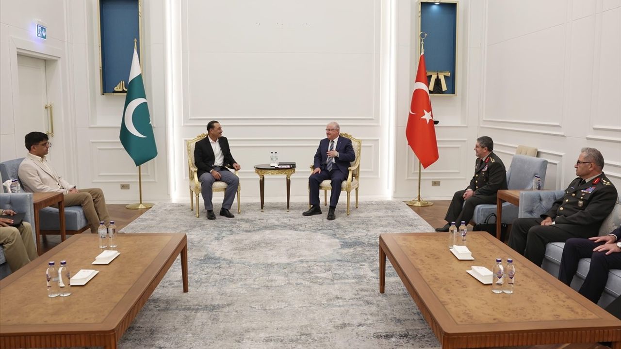 Bakan Güler, Pakistan Kara Kuvvetleri Komutanı Munir ile İstanbul'da Görüştü