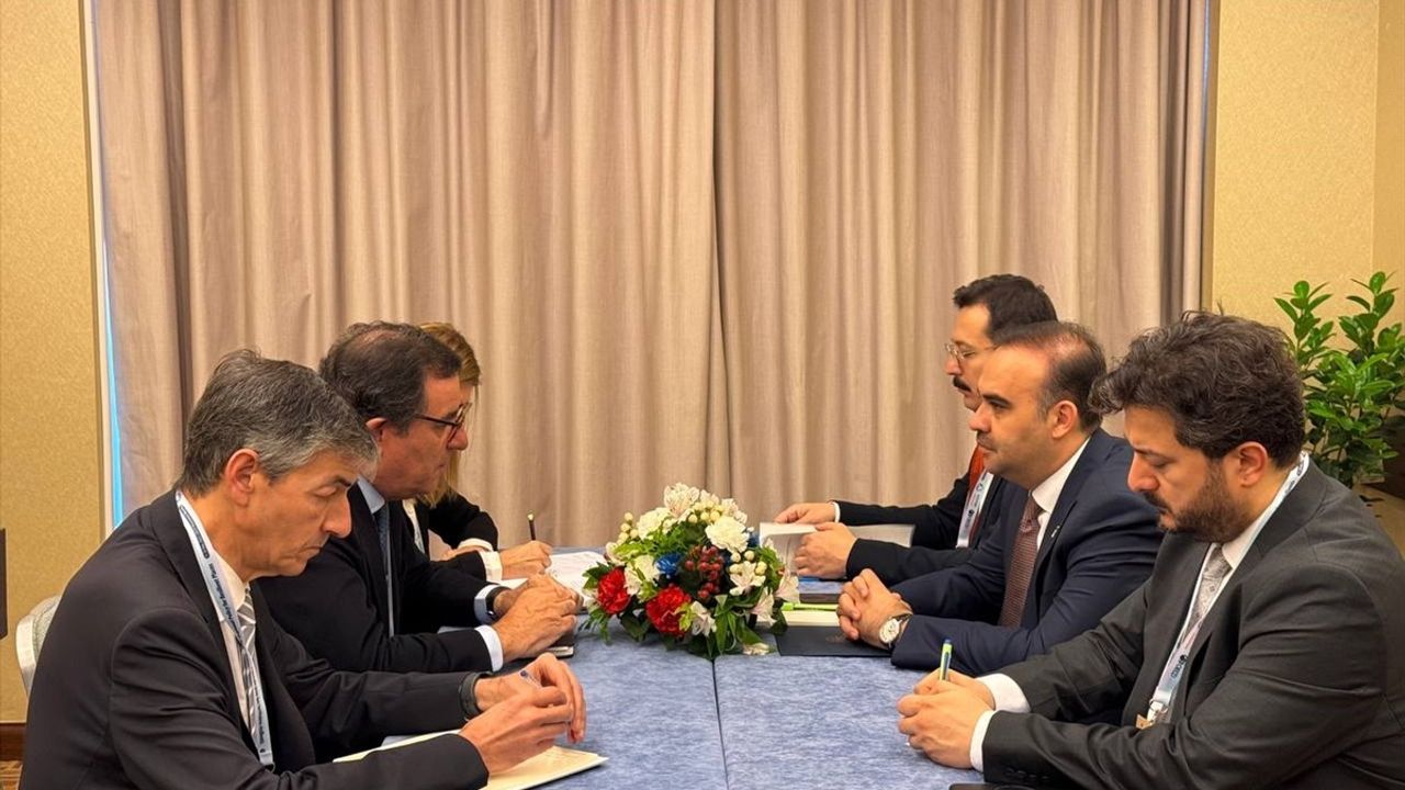 Bakan Kacır, OECD Toplantısında Yerel Kalkınma ve Dijital Dönüşümü Görüştü