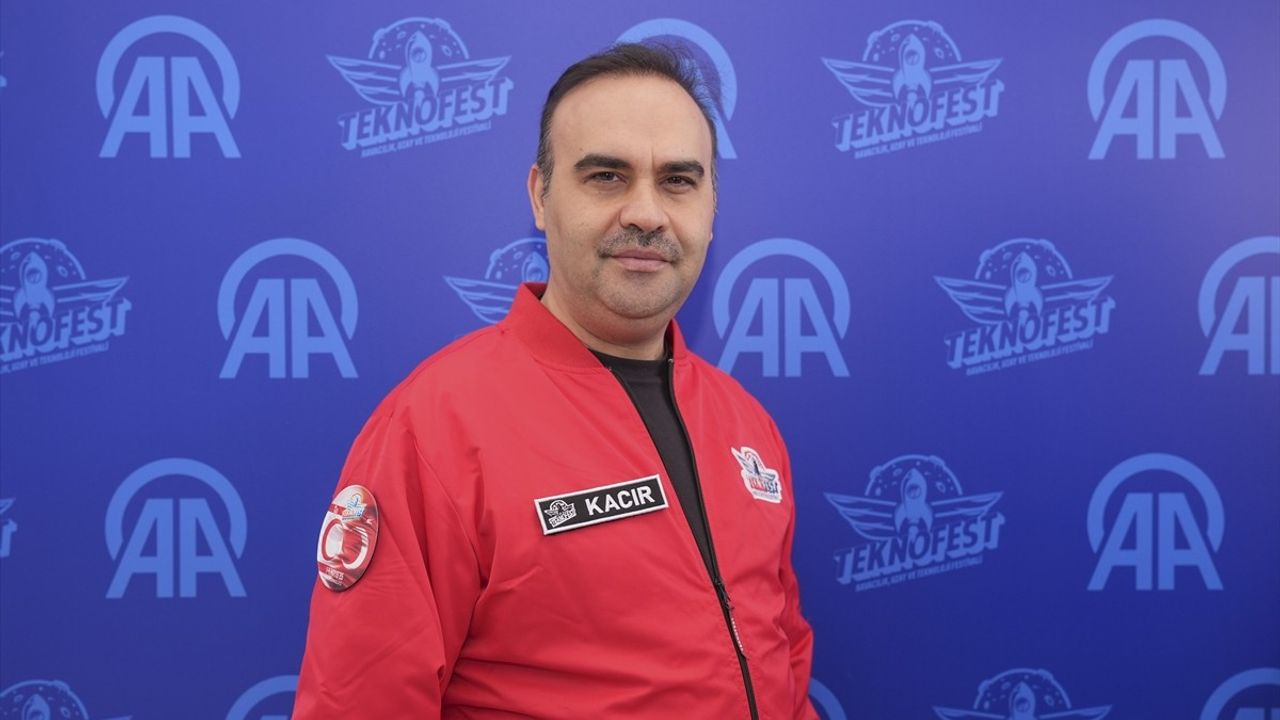 Bakan Kacır, TEKNOFEST KKTC'de AA Standını Ziyaret Etti