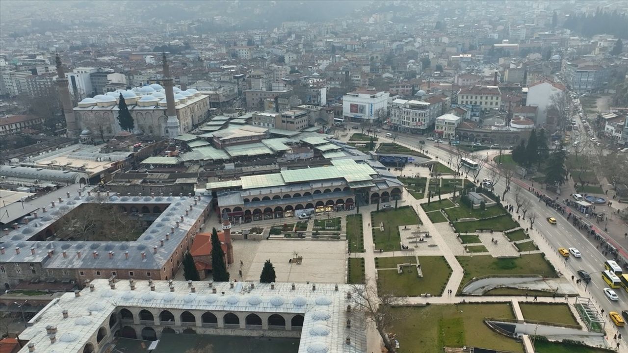 Bakan Kurum, Bursa'nın Tarihi Çarşı Esnafını Ziyaret Etti