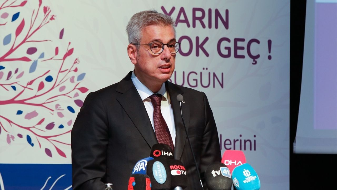 Bakan Memişoğlu, Kocaeli'de Ebelik Kongresi'nde Normal Doğum Oranlarındaki Düşüşü Açıkladı