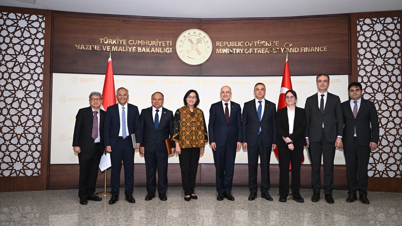 Bakan Şimşek ve Endonezya Heyeti Stratejik İlişkileri Görüştü
