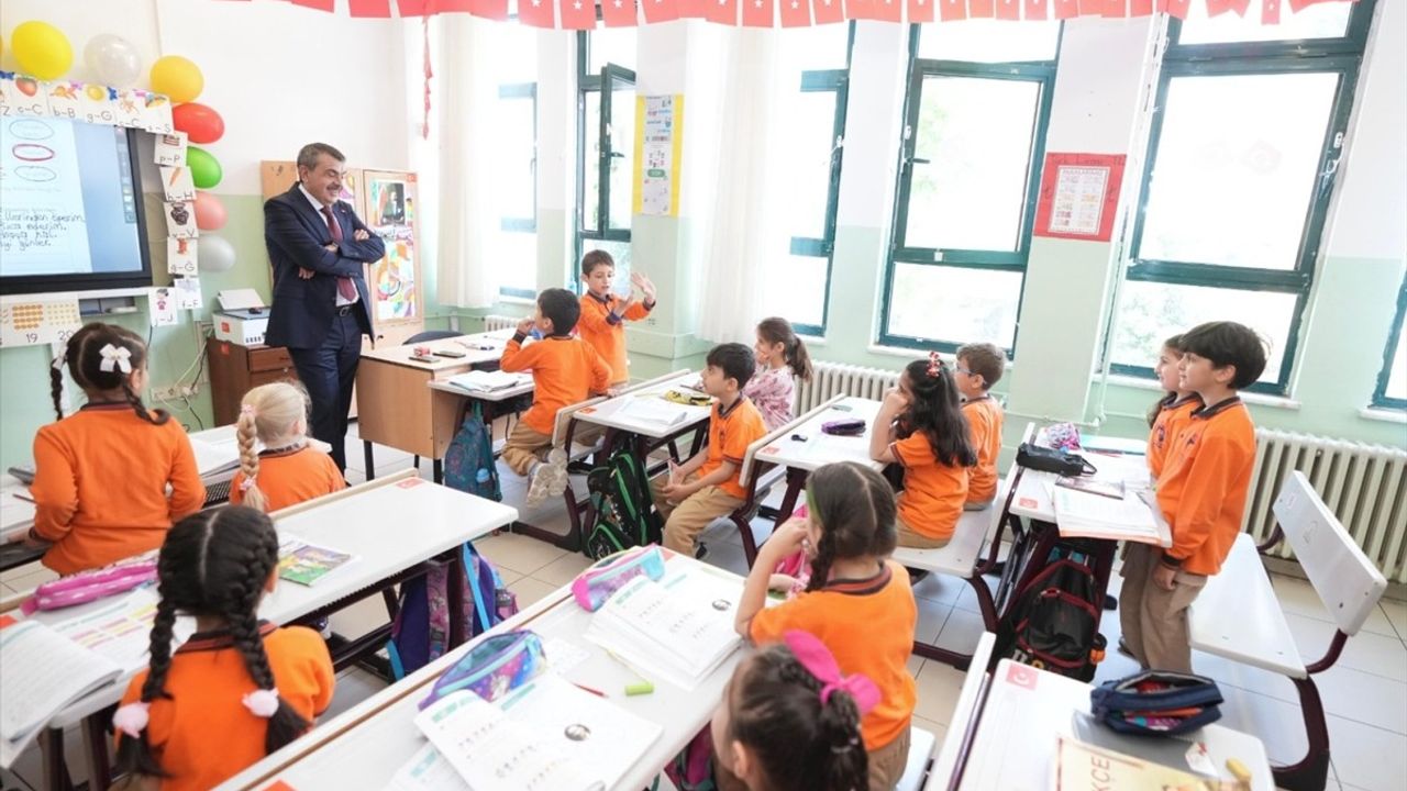 Bakan Tekin, İstanbul'da Öğrencilerle ve Öğretmenlerle Bir Araya Geldi