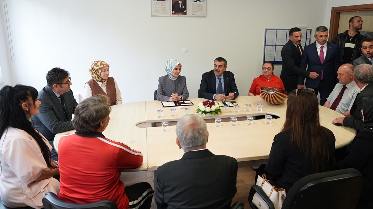 Bakanlar Tekin ve Göktaş, Görme Engelliler Okulunu Ziyaret Etti