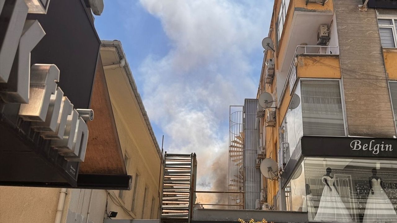 Bakırköy'deki Yangın: İş Yeri Zarar Gördü