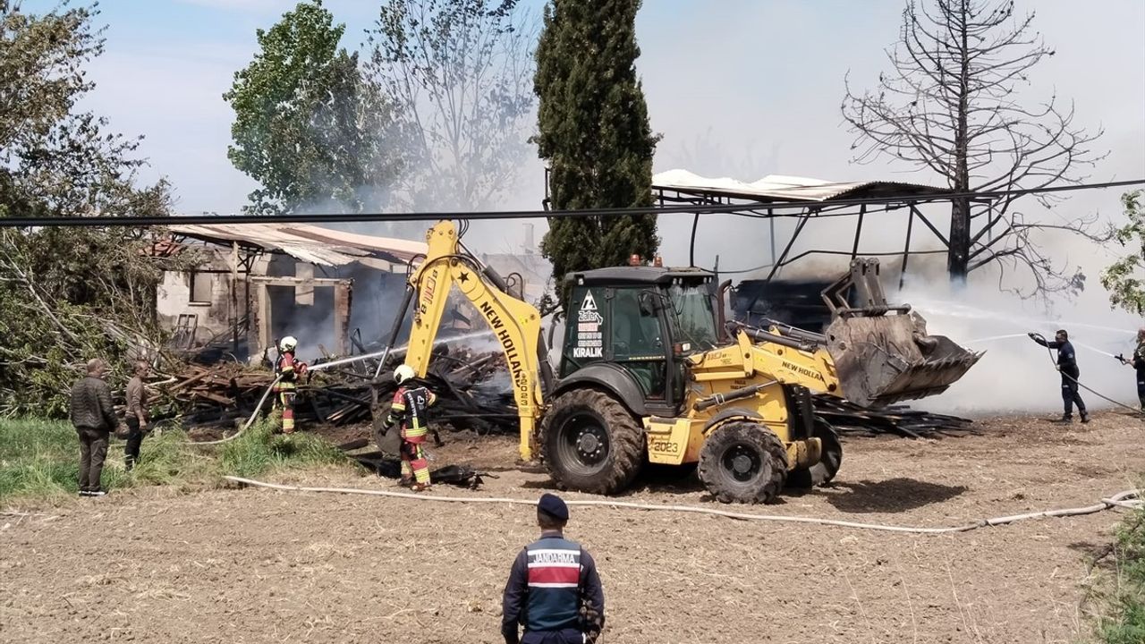 Balıkesir'de Kereste Deposunda Yangın Kontrol Altına Alındı