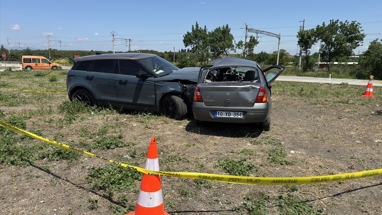 Balıkesir'de Trafik Kazası: 1 Ölü, 2 Yaralı