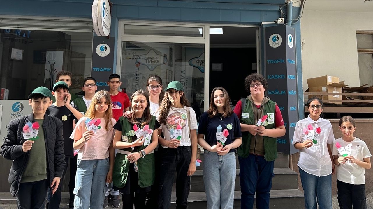 Balıkesir'de Yeşilay Gönüllüleri Anneler Günü'nde Annelere Çiçek Hediye Etti