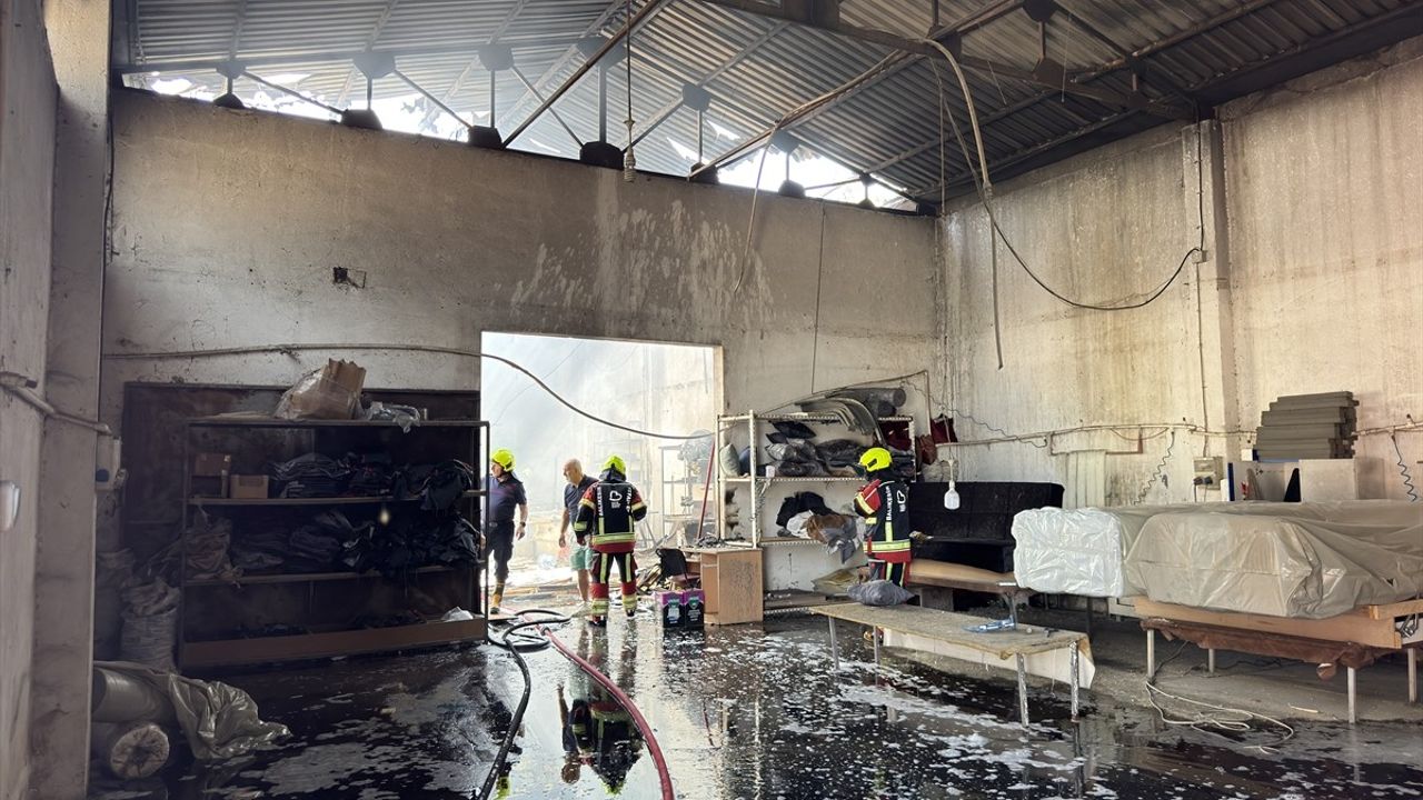 Balıkesir'deki Mobilya Atölyesinde Yangın: Mangal Kömürü Deposuna Sıçradı